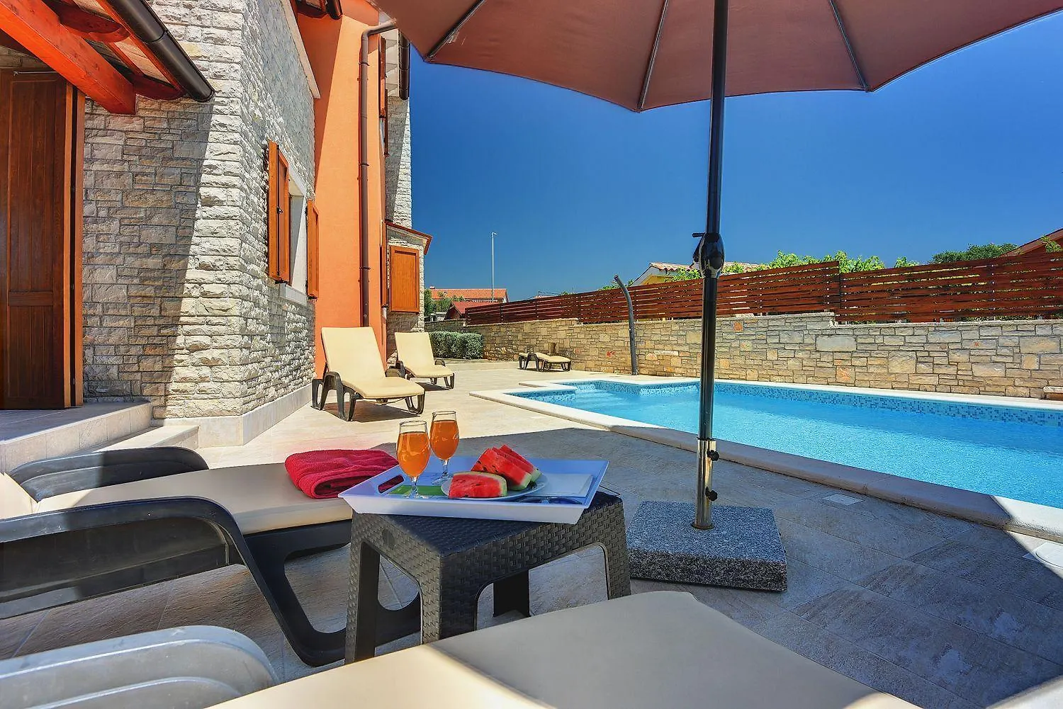 Semesterbostad Villa Nur 800 Meter Zum Strand Mit Meerblick, Privatem Pool, Bbq Und Spielplatz Fažana